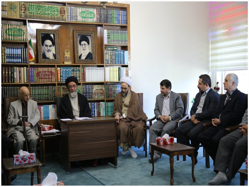 دیدار خیرین ستاد دیه استان با امام جمعه تبریز