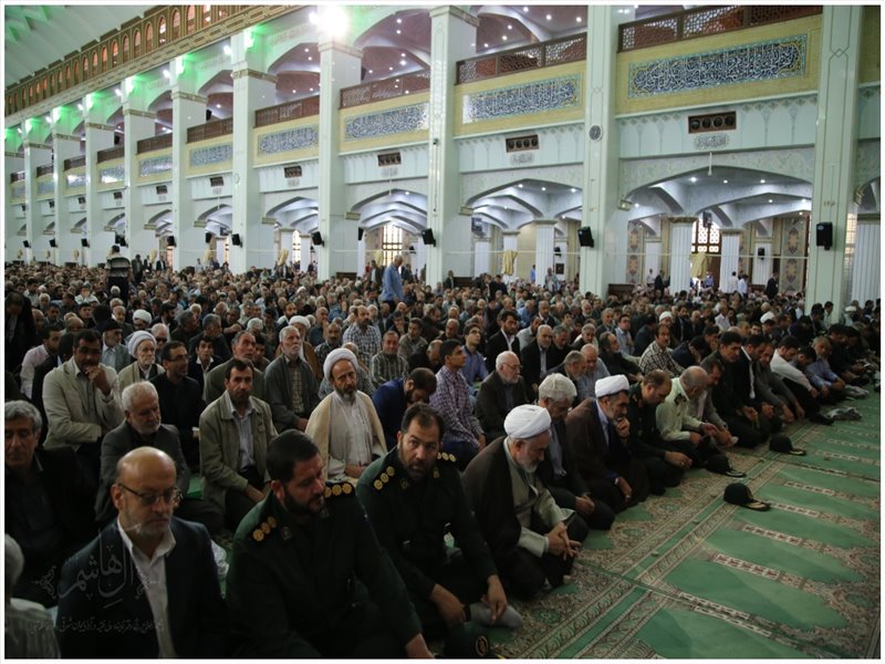 اقامه نماز عید فطر به امامت نماینده ولی فقیه در استان