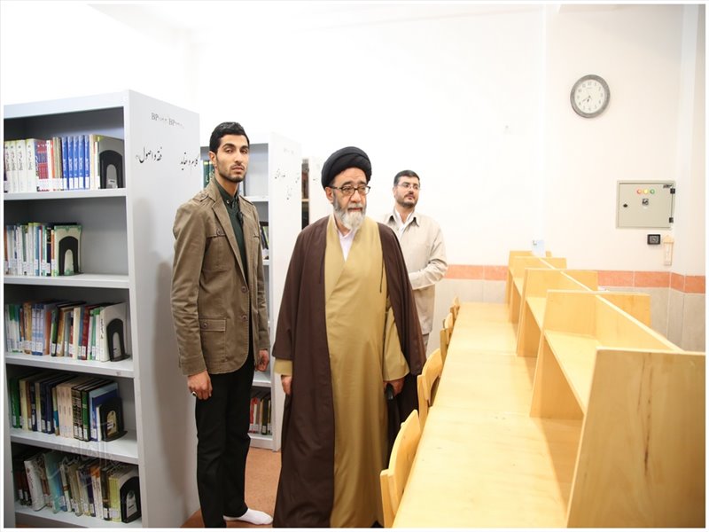 بازدید نماینده ولی فقیه در استان از کتابخانه حوزه علمیه فاطمه الزهرا(س)