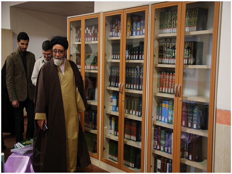 بازدید نماینده ولی فقیه در استان از کتابخانه حوزه علمیه فاطمه الزهرا(س)