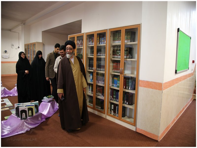 بازدید نماینده ولی فقیه در استان از کتابخانه حوزه علمیه فاطمه الزهرا(س)