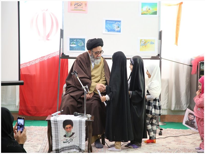 بازدید نماینده ولی فقیه در استان از کتابخانه حوزه علمیه فاطمه الزهرا(س)