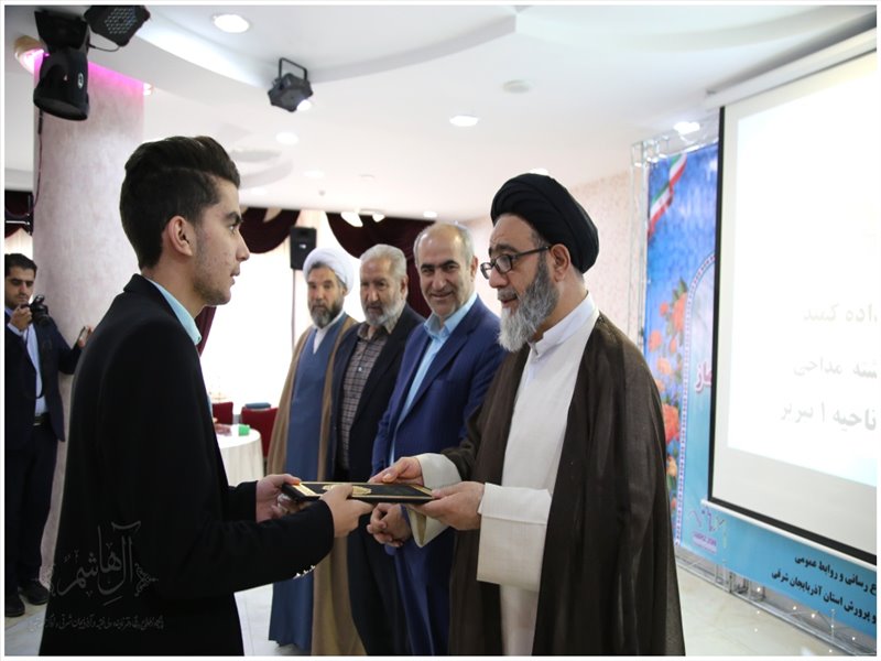 تجلیل از برگزیدگان دانش آموزان استان در مسابقات قرآنی
