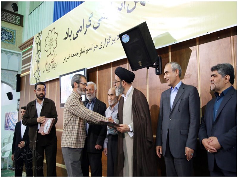 تجلیل از آزادگان حافظ کل قرآن در نماز جمعه تبریز