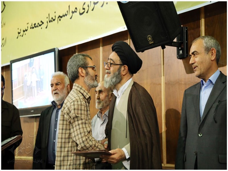 تجلیل از آزادگان حافظ کل قرآن در نماز جمعه تبریز