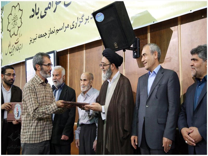 تجلیل از آزادگان حافظ کل قرآن در نماز جمعه تبریز
