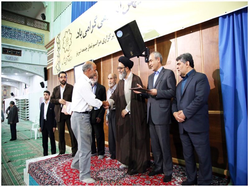 تجلیل از آزادگان حافظ کل قرآن در نماز جمعه تبریز