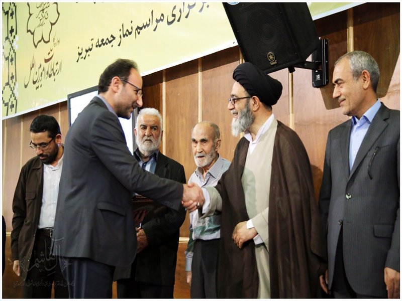 تجلیل از آزادگان حافظ کل قرآن در نماز جمعه تبریز