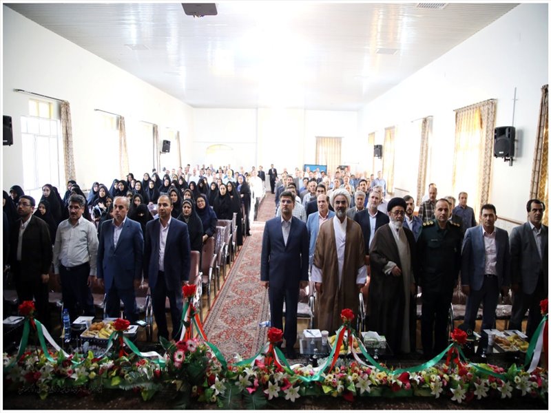 مراسم تجلیل از خانواده شهدا، ایثارگر و آزاده شاغل در آموزش و پرورش ناحیه یک تبریز