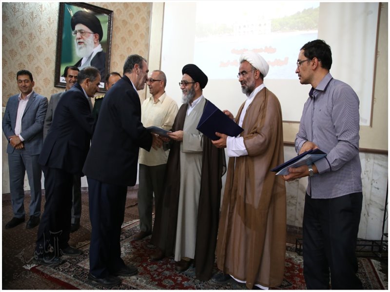 مراسم تجلیل از خانواده شهدا، ایثارگر و آزاده شاغل در آموزش و پرورش ناحیه یک تبریز