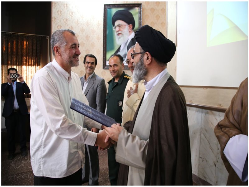 مراسم تجلیل از خانواده شهدا، ایثارگر و آزاده شاغل در آموزش و پرورش ناحیه یک تبریز