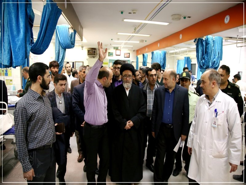 عیادت امام جمعه تبریز از آسیب دیدگان سانحه اتوبوس حامل دانش آموزان