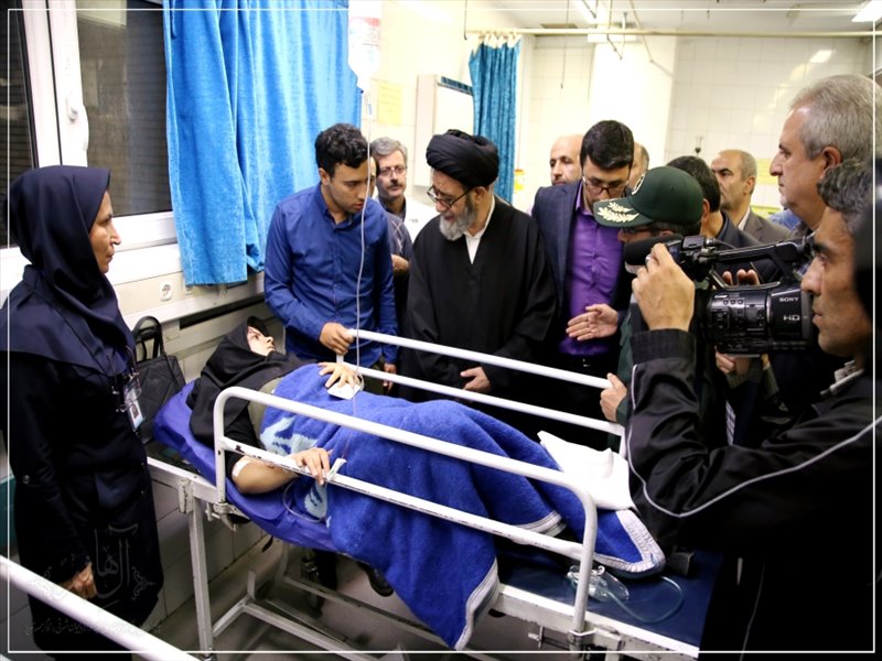 عیادت امام جمعه تبریز از آسیب دیدگان سانحه اتوبوس حامل دانش آموزان