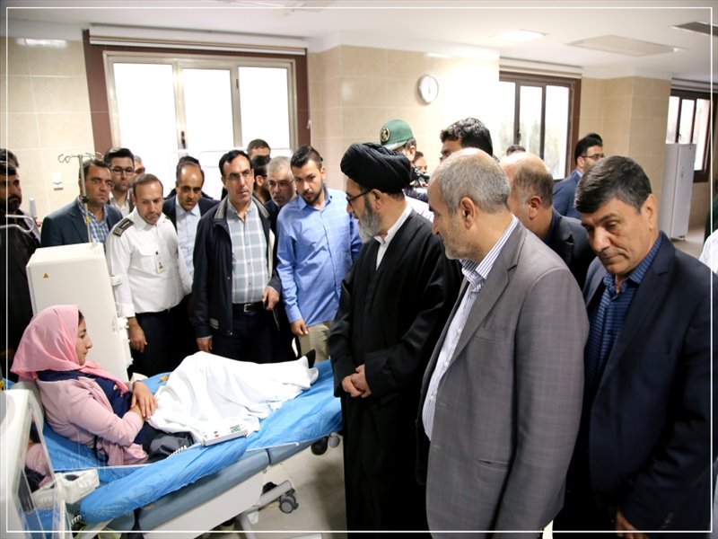 عیادت امام جمعه تبریز از آسیب دیدگان سانحه اتوبوس حامل دانش آموزان
