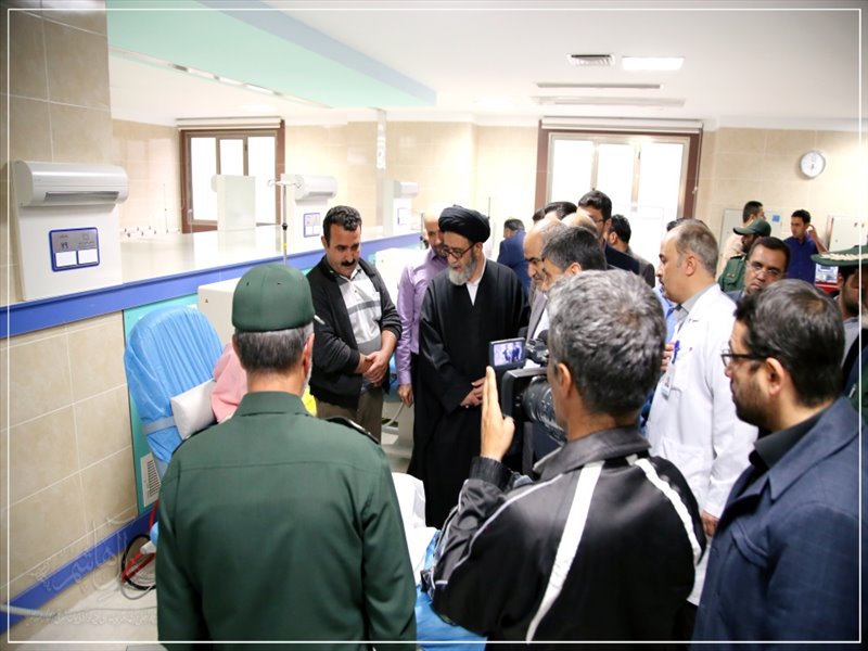 عیادت امام جمعه تبریز از آسیب دیدگان سانحه اتوبوس حامل دانش آموزان
