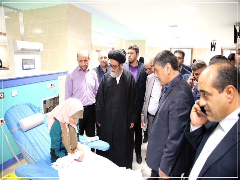 عیادت امام جمعه تبریز از آسیب دیدگان سانحه اتوبوس حامل دانش آموزان