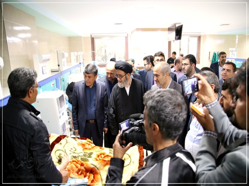 عیادت امام جمعه تبریز از آسیب دیدگان سانحه اتوبوس حامل دانش آموزان