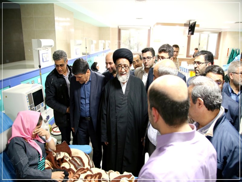 عیادت امام جمعه تبریز از آسیب دیدگان سانحه اتوبوس حامل دانش آموزان