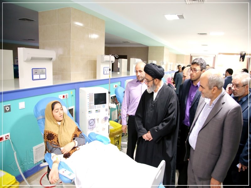 عیادت امام جمعه تبریز از آسیب دیدگان سانحه اتوبوس حامل دانش آموزان