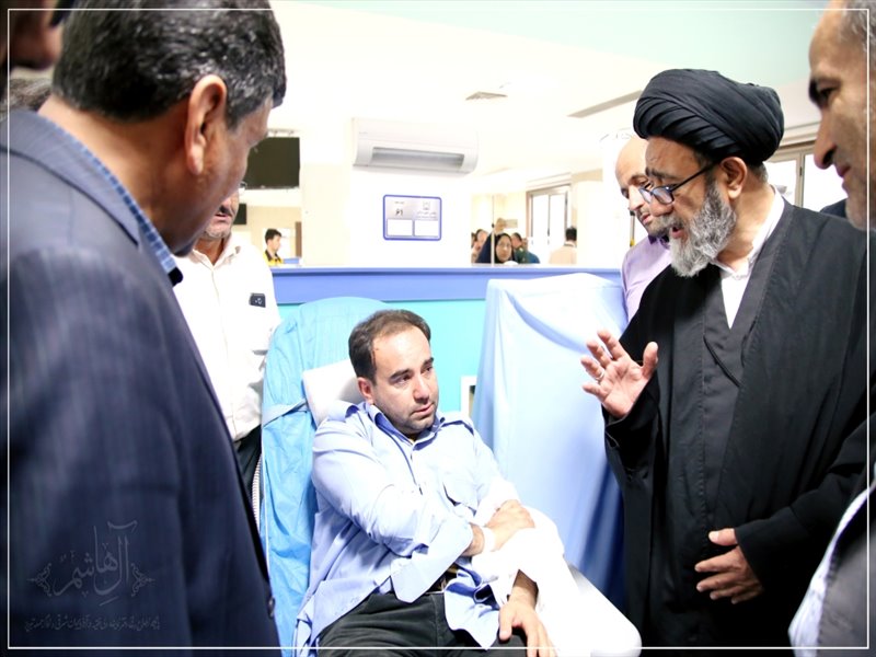 عیادت امام جمعه تبریز از آسیب دیدگان سانحه اتوبوس حامل دانش آموزان