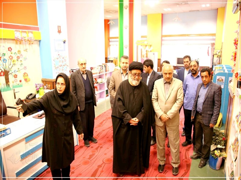 حضور امام جمعه تبریز در کتابخانه مرکزی تبریز