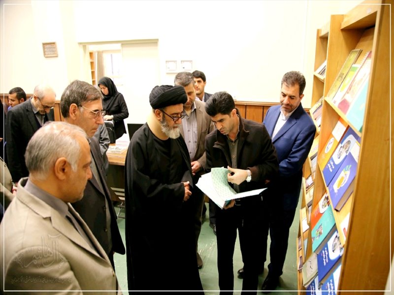 حضور امام جمعه تبریز در کتابخانه مرکزی تبریز
