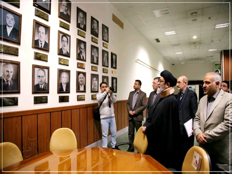 حضور امام جمعه تبریز در کتابخانه مرکزی تبریز