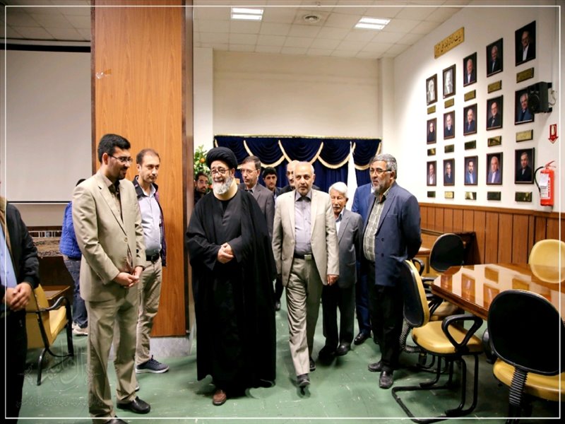 حضور امام جمعه تبریز در کتابخانه مرکزی تبریز