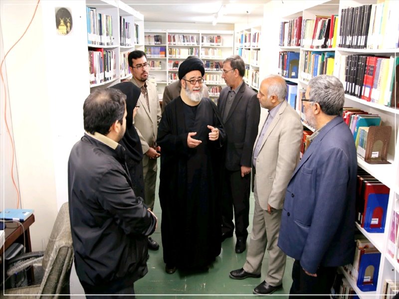 حضور امام جمعه تبریز در کتابخانه مرکزی تبریز