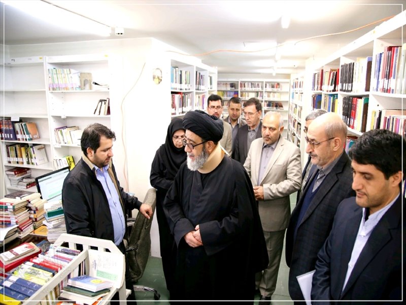 حضور امام جمعه تبریز در کتابخانه مرکزی تبریز
