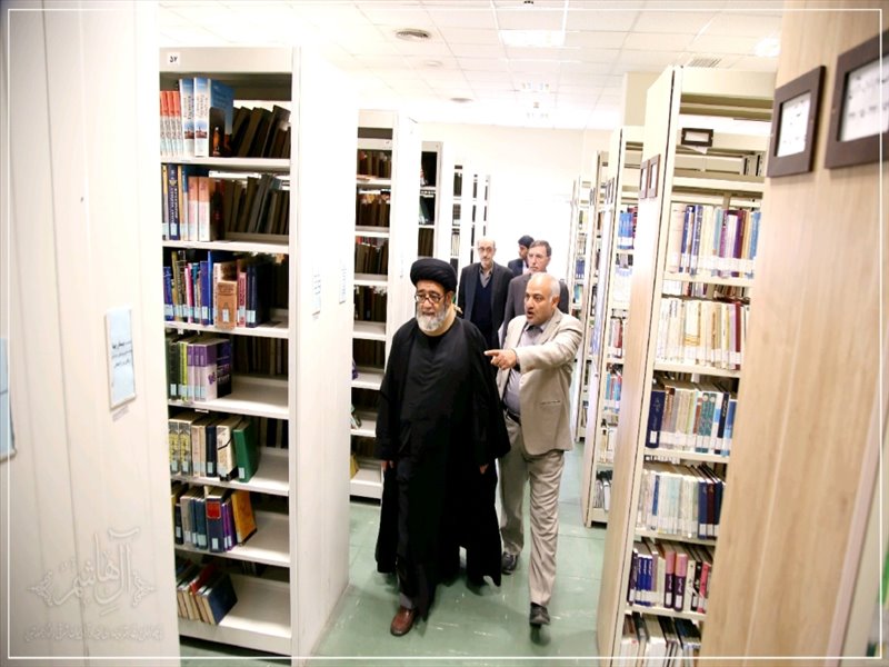 حضور امام جمعه تبریز در کتابخانه مرکزی تبریز