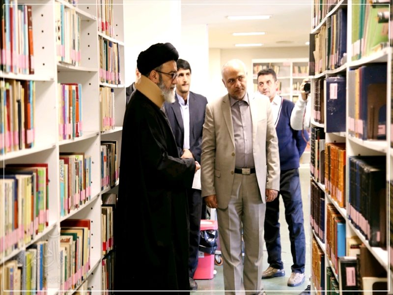 حضور امام جمعه تبریز در کتابخانه مرکزی تبریز