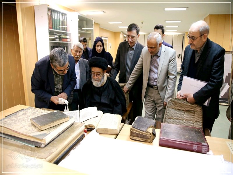 حضور امام جمعه تبریز در کتابخانه مرکزی تبریز