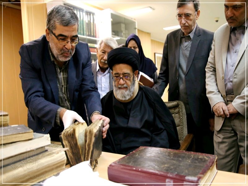 حضور امام جمعه تبریز در کتابخانه مرکزی تبریز
