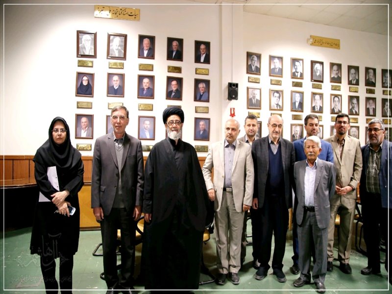حضور امام جمعه تبریز در کتابخانه مرکزی تبریز