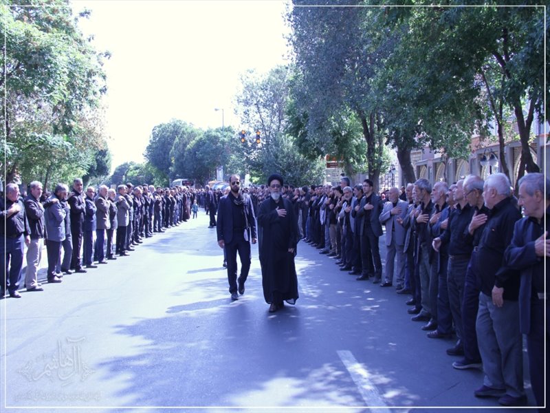 اقامه نماز ظهر عاشورا در تبریز