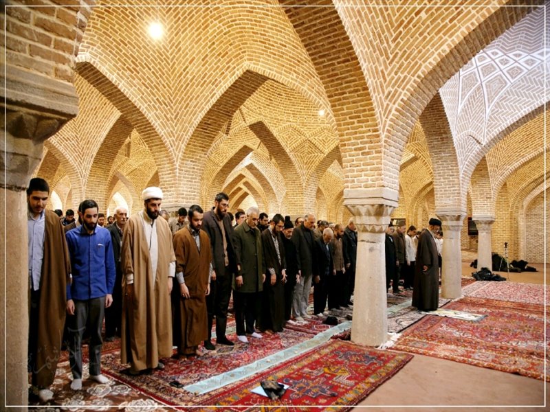 اقامه نماز جماعت ظهر و عصر در مسجد صادقیه تبریز