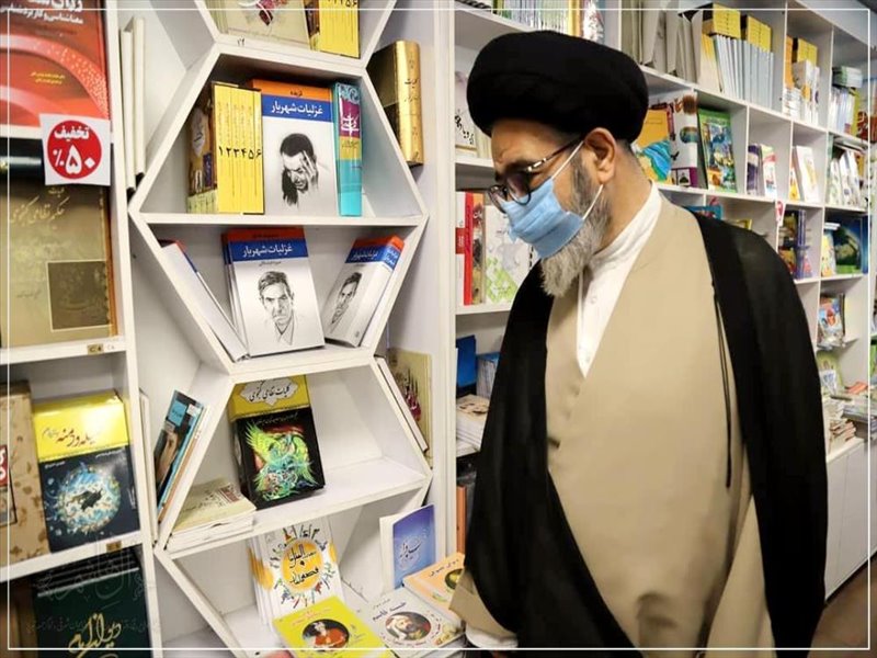 بازدید نماینده ولی فقیه در استان از کتابخانه ها و کتابفروشی های تبریز بمناسبت هفته کتاب و کتابخوانی