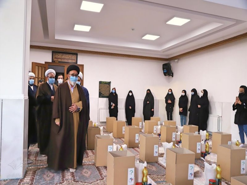 مراسم اهدای بسته های کمک معیشتی توسط گروه های جهادی دانشگاه علوم پزشکی تبریز