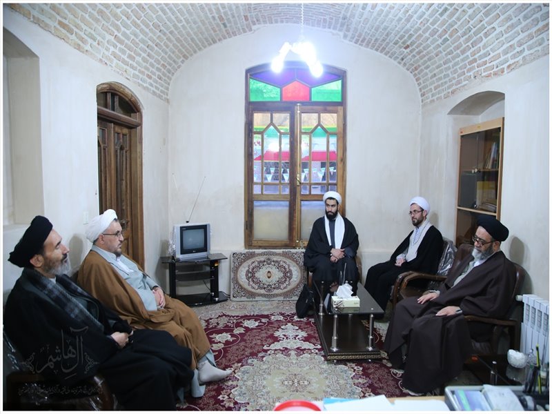 بازدید نماینده ولی فقیه در استان از حوزه علمیه سفیران هدایت
