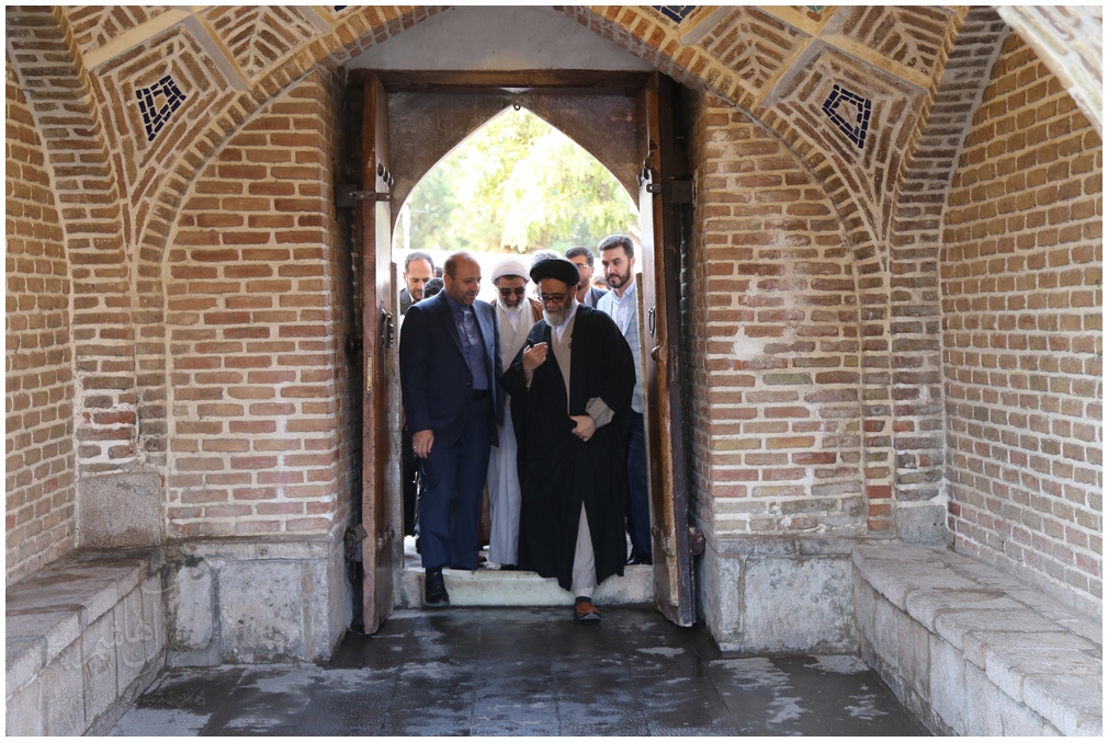 غبارروبی آستان مقدس امامزاده سیدحمزه