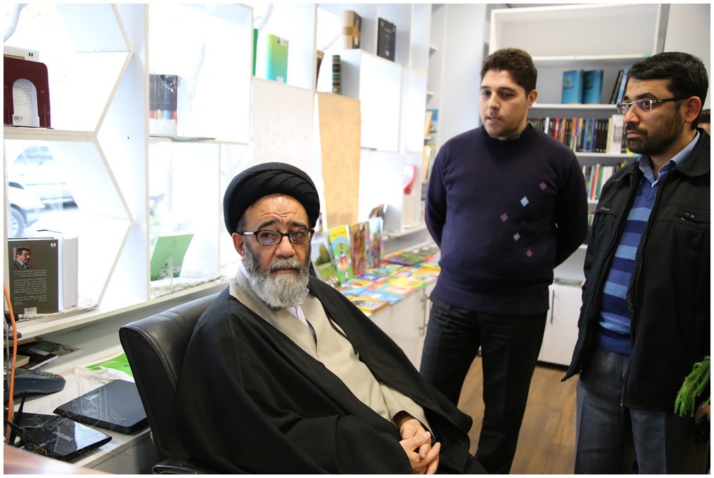 بازدید نماینده ولی فقیه از نمایشگاه دائمی کتاب فیروزه